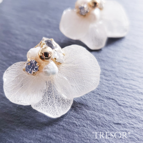 クリスタルの花束ピアス 楽天市場】大ぶりピアス ガラス フラワー 花 ゴールド クリア メタル