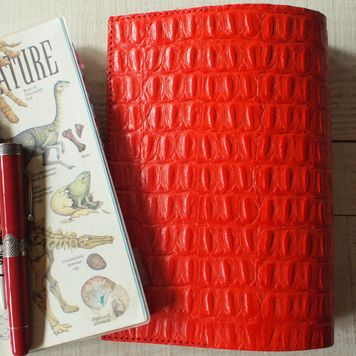 ぐしぐし手縫い＊英字型押しレザーのブックカバー＊