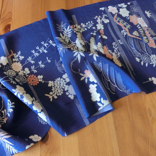 古布*正絹錦紗縮緬*刺繍入り・紺地に荒波花*36x145cm 古布*正絹錦紗縮緬*刺繍入り・紺地に荒波花*36x145cm