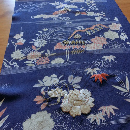 古布*正絹錦紗縮緬*刺繍入り・紺地に荒波花*36x145cm 古布*正絹錦紗縮緬*刺繍入り・紺地に荒波花*36x145cm