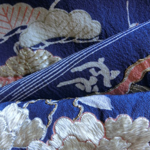 古布＊正絹錦紗縮緬＊刺繍入り・紺地に荒波花＊36x145cm