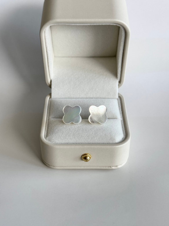 白蝶貝・黒蝶貝のクローバーピアス〈14kgf K10 K18〉 ピアス（スタッド