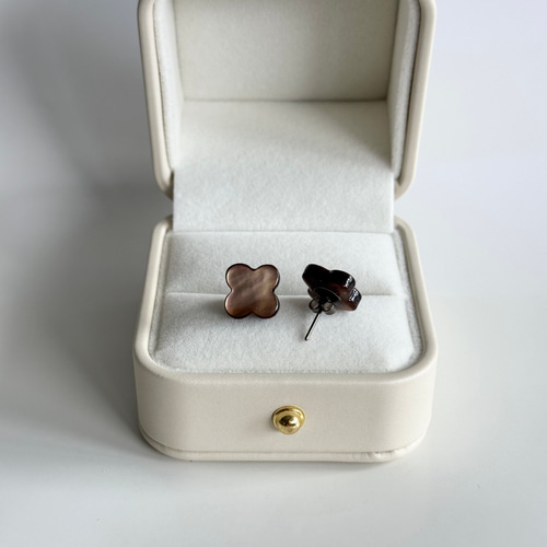 白蝶貝・黒蝶貝のクローバーピアス〈14kgf/K10/K18〉 ピアス（スタッド