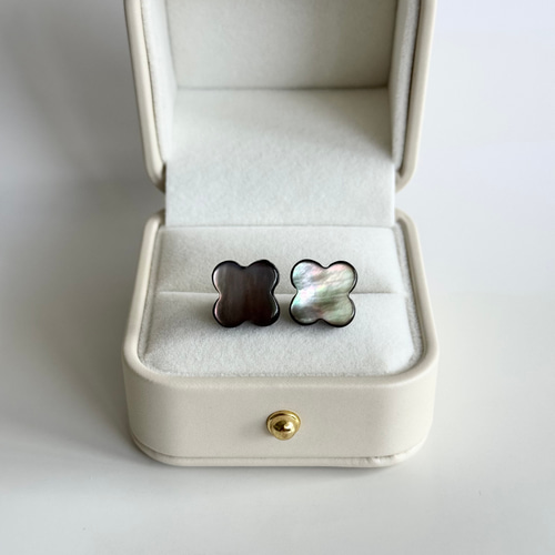 白蝶貝・黒蝶貝のクローバーピアス〈14kgf K10 K18〉 ピアス（スタッド
