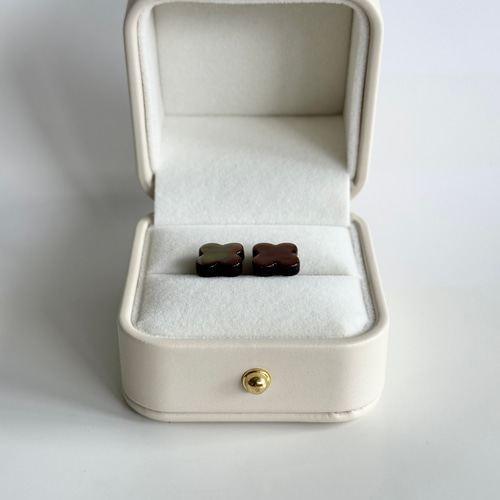 白蝶貝・黒蝶貝のクローバーピアス〈14kgf K10 K18〉 ピアス（スタッド