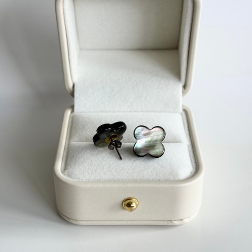 プンク　agete　黒蝶貝　ピアス　10K/SILVA 黒蝶貝スタッドピアス - IBUQUI 下北沢にあるオーガニック