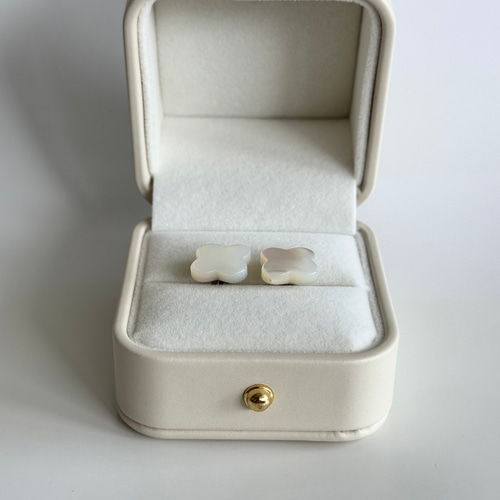 白蝶貝・黒蝶貝のクローバーピアス〈14kgf K10 K18〉 ピアス（スタッド