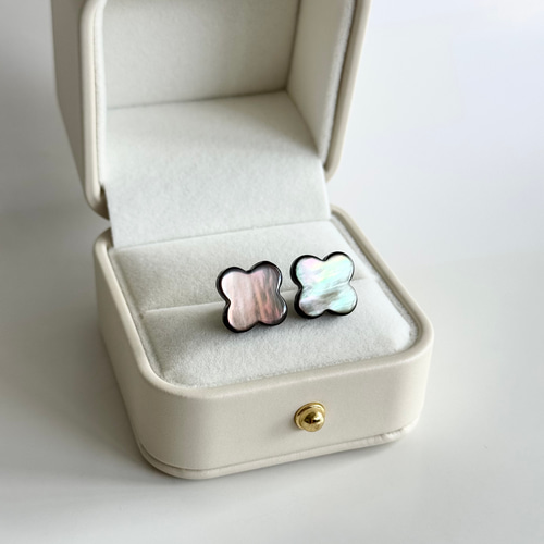 白蝶貝・黒蝶貝のクローバーピアス〈14kgf K10 K18〉 ピアス（スタッド