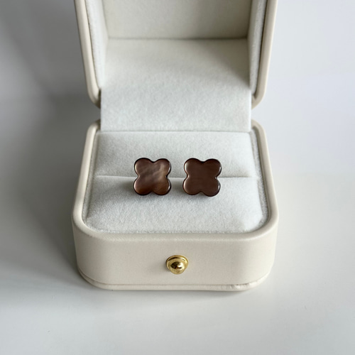 白蝶貝・黒蝶貝のクローバーピアス〈14kgf K10 K18〉 ピアス（スタッド