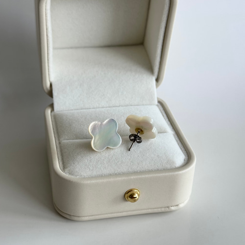 白蝶貝・黒蝶貝のクローバーピアス〈14kgf K10 K18〉 ピアス（スタッド