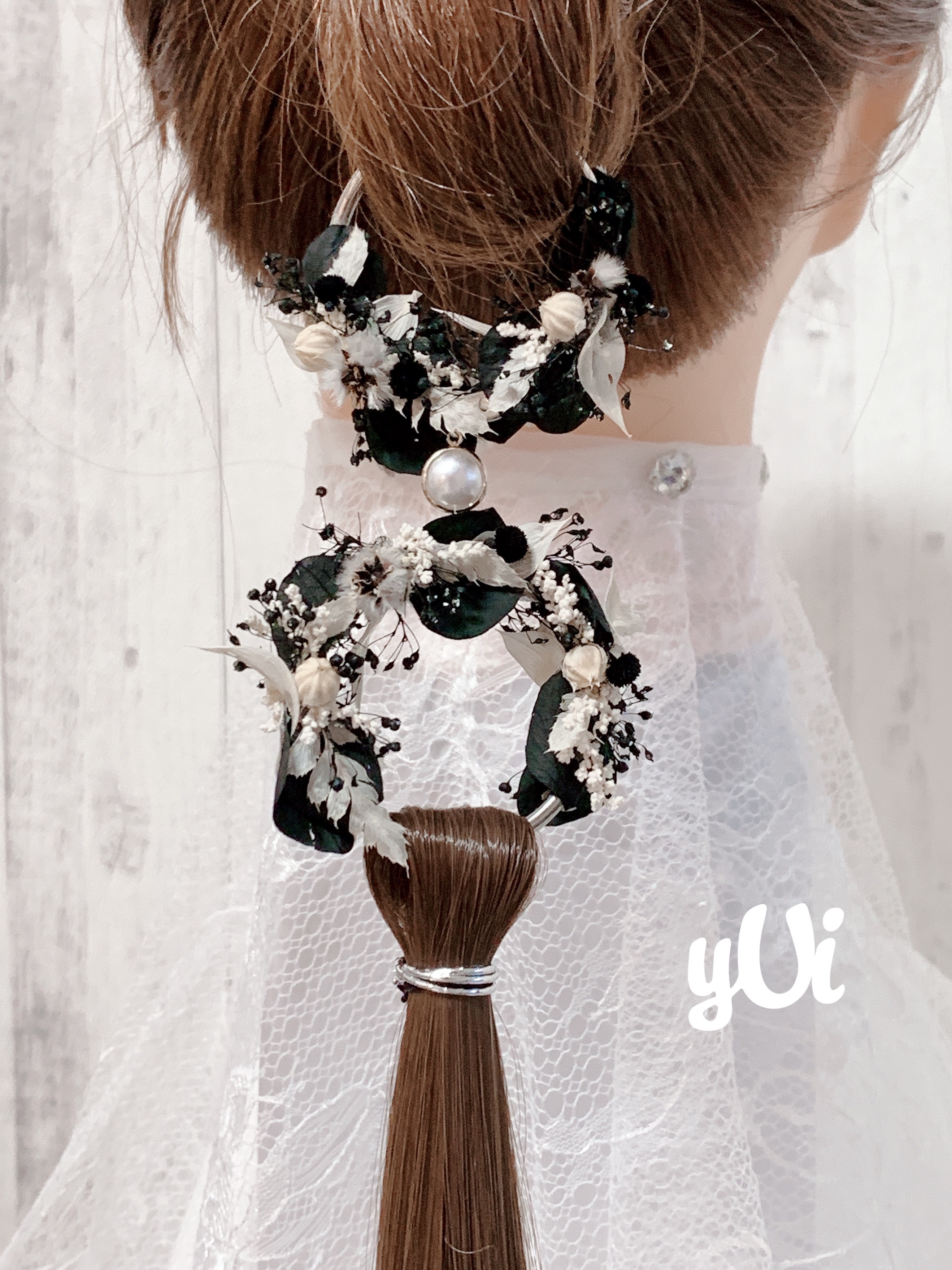 ブラック×ホワイトのフラワーポニーテールリング