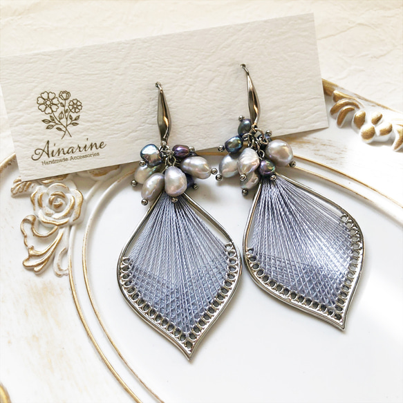 淡水パール×リーフ型チャーム シルバー×グレー 大ぶりピアスフック 