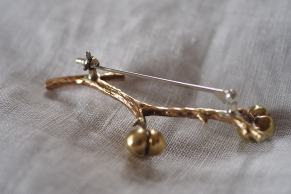 brass（真鍮）ナンキンハゼのブローチ 5枚目の画像