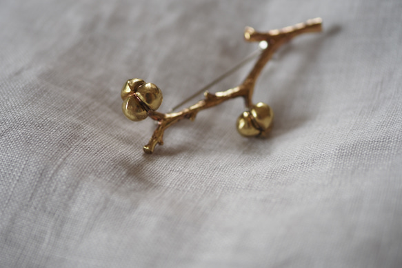 brass（真鍮）ナンキンハゼのブローチ 2枚目の画像