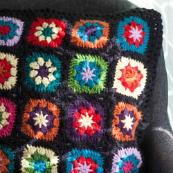 ハンドメイドかぎ針編み お花 モチーフクッションカバー　黒/鍵編み/かぎ針編み 5枚目の画像