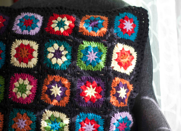 ハンドメイドかぎ針編み お花 モチーフクッションカバー　黒/鍵編み/かぎ針編み 5枚目の画像