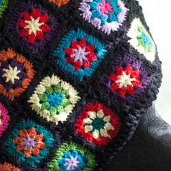 ハンドメイドかぎ針編み お花 モチーフクッションカバー　黒/鍵編み/かぎ針編み 4枚目の画像