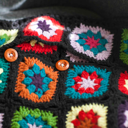 ハンドメイドかぎ針編み お花 モチーフクッションカバー　黒/鍵編み/かぎ針編み 3枚目の画像