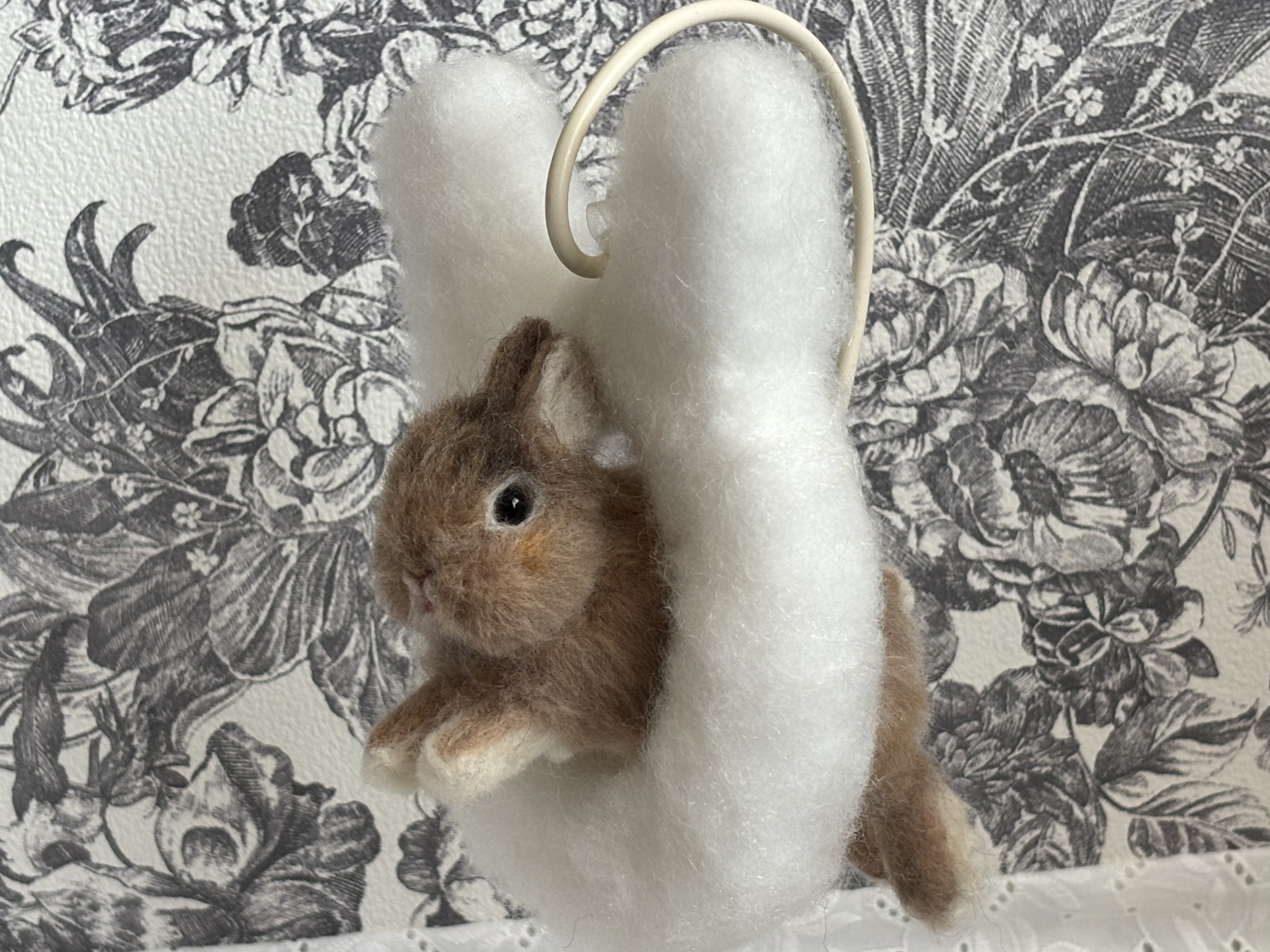 羊毛フェルトうさぎ☆受注制作｡⋆⸜ ｡うさぎ雲へジャンプ！のうさぎさん