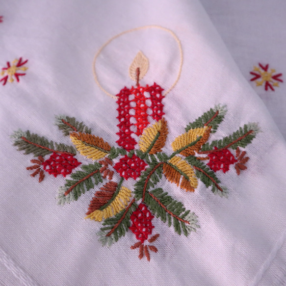 ドイツのクリスマス★赤いキャンドルやモミの木の枝・木の実の手刺繍 生地 テーブルクロス (ビンテージ) 8枚目の画像