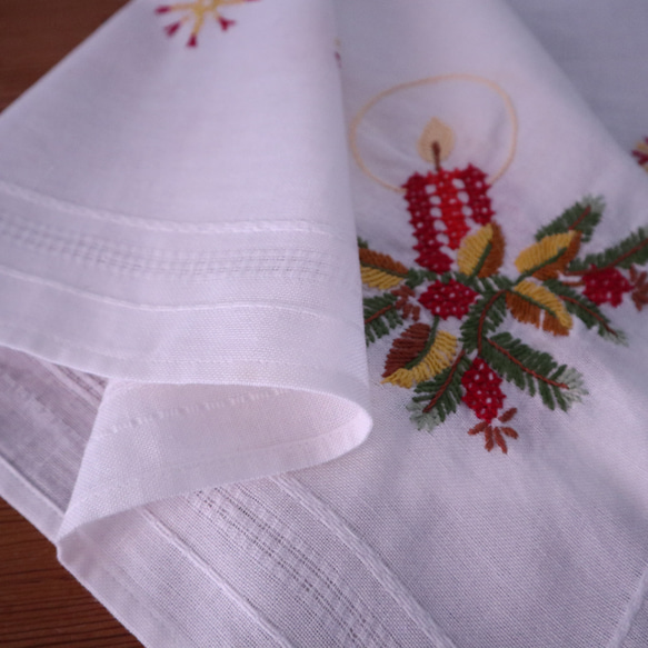 ドイツのクリスマス★赤いキャンドルやモミの木の枝・木の実の手刺繍 生地 テーブルクロス (ビンテージ) 12枚目の画像