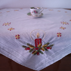 ドイツのクリスマス★赤いキャンドルやモミの木の枝・木の実の手刺繍 生地 テーブルクロス (ビンテージ) 5枚目の画像