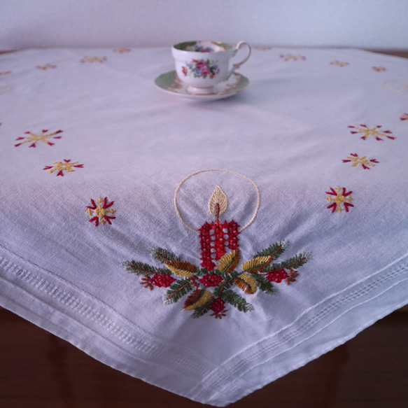ドイツのクリスマス★赤いキャンドルやモミの木の枝・木の実の手刺繍 生地 テーブルクロス (ビンテージ) 5枚目の画像