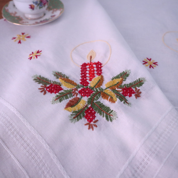 ドイツのクリスマス★赤いキャンドルやモミの木の枝・木の実の手刺繍 生地 テーブルクロス (ビンテージ) 9枚目の画像
