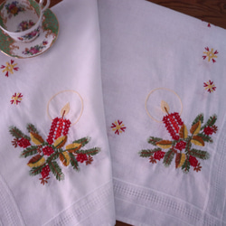 ドイツのクリスマス★赤いキャンドルやモミの木の枝・木の実の手刺繍 生地 テーブルクロス (ビンテージ) 1枚目の画像