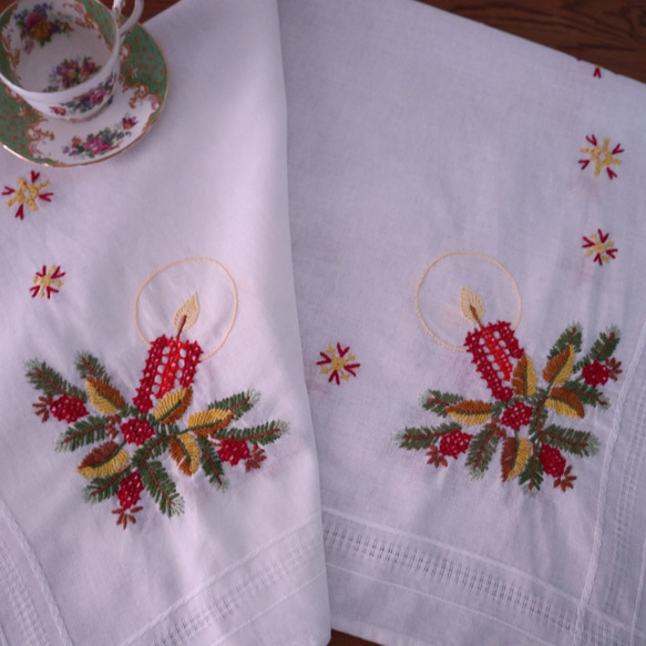 ドイツのクリスマス★赤いキャンドルやモミの木の枝・木の実の手刺繍 生地 テーブルクロス (ビンテージ) 1枚目の画像