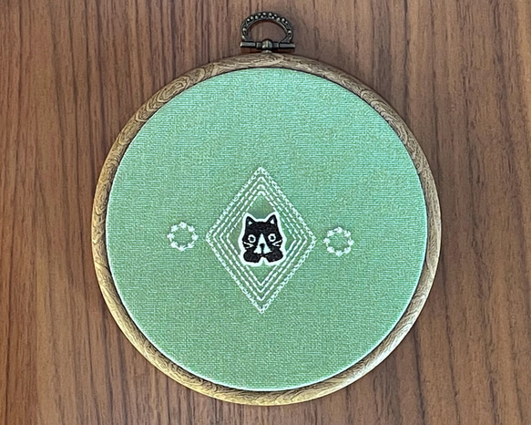 ねこのメルティ 刺繍枠タペストリー 円形 小 ワッペン 2枚目の画像