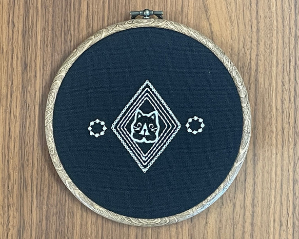 ねこのメルティ 刺繍枠タペストリー 円形 小 ワッペン 1枚目の画像