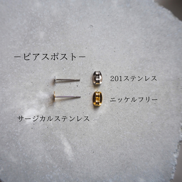 大ぶりピアス ワンポイント ニュアンス ビーズアクセサリー ビーズ刺繍 クリームカラー カジュアル ゴールドピアス 5枚目の画像