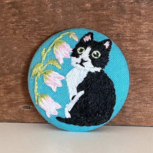 刺繍ブローチ ヘアゴム 猫 ブローチ ハチワレ猫 ホタルブクロ