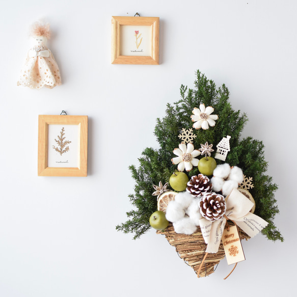 省スペース♪壁飾り式 クリスマスツリー《北欧風》プリザーブド&ドライ＊Creema限定 1枚目の画像
