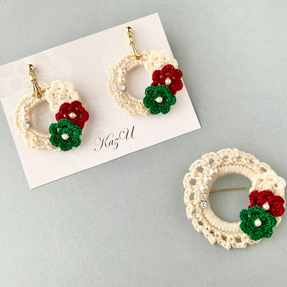 クリスマスイメージ手編み花モチーフとパールのリースブローチ《白×赤×緑》 6枚目の画像