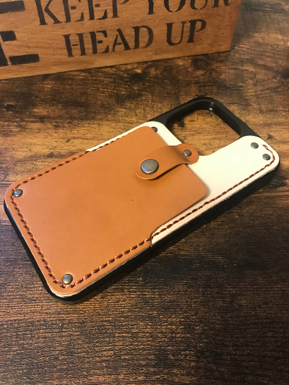 本格 iPhoneケース　落ちないカード入れ ポケット付き 革の色 カシメの色 選べます 名入れ 刻印無料 1枚目の画像