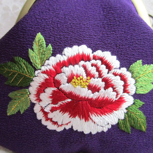 牡丹の花々の刺繍