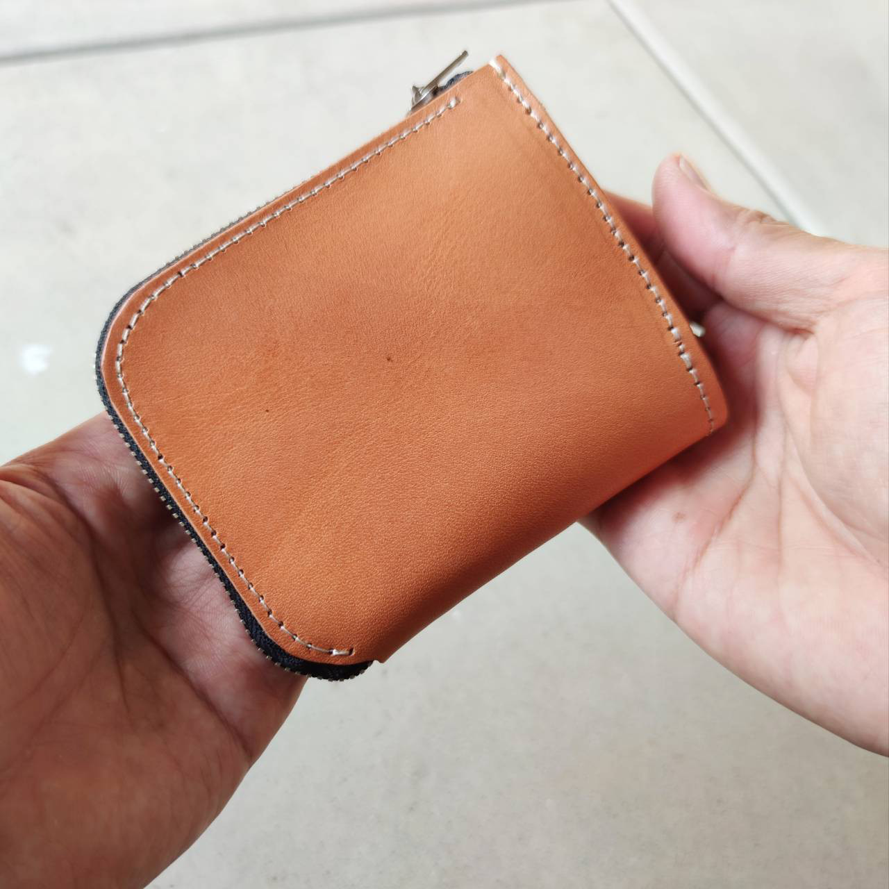 本革ヌメ革のL字型コンパクトレザーウォレット　お札を折らずに収納、カード用仕切り付き