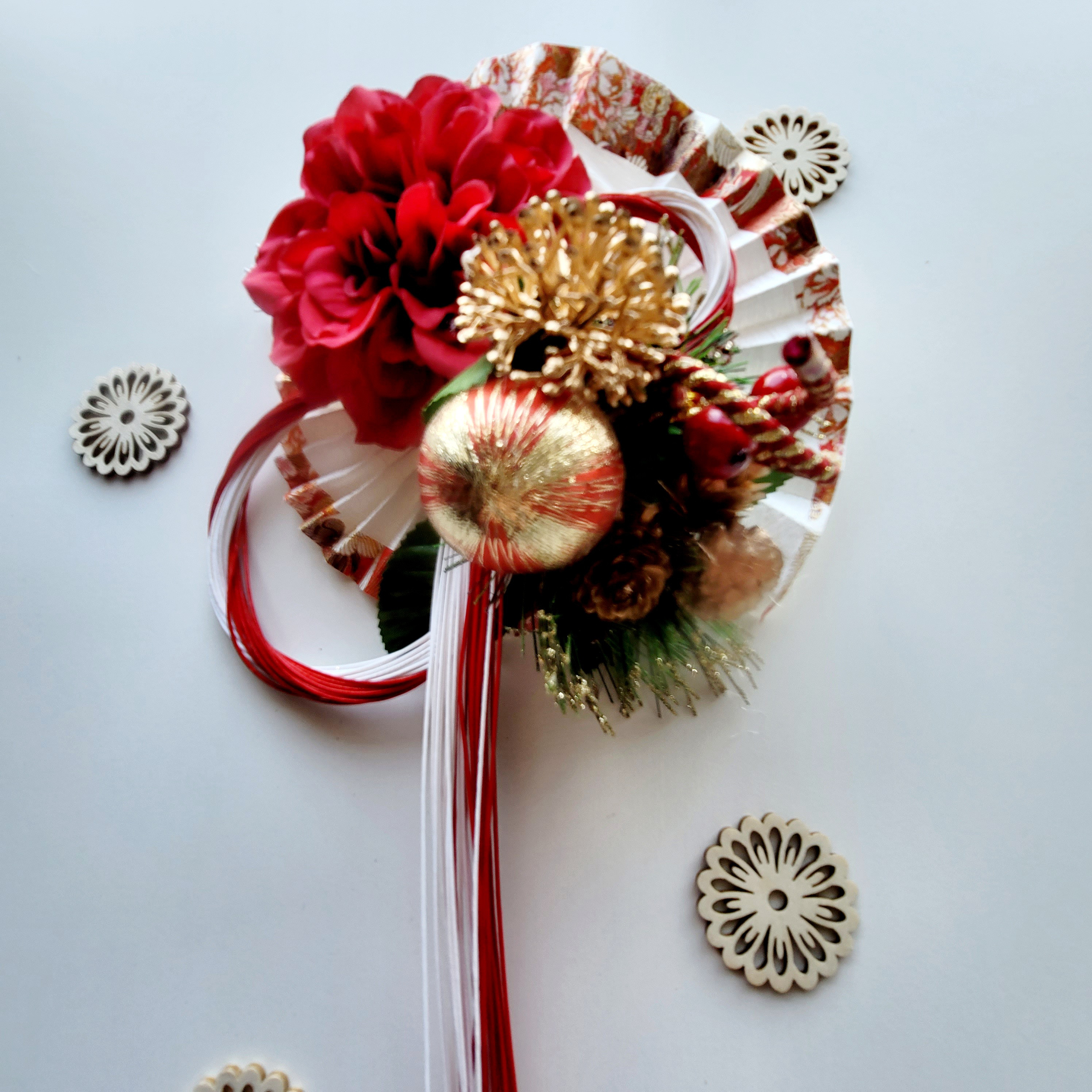 しめ縄リース　赤ダリア　ピンクマム　金扇　水引