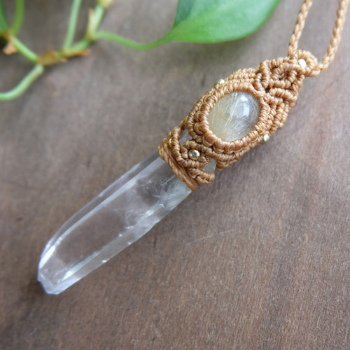 水晶ポイント（ブラジル産） ・ルチルクォーツ マクラメ編みペンダント