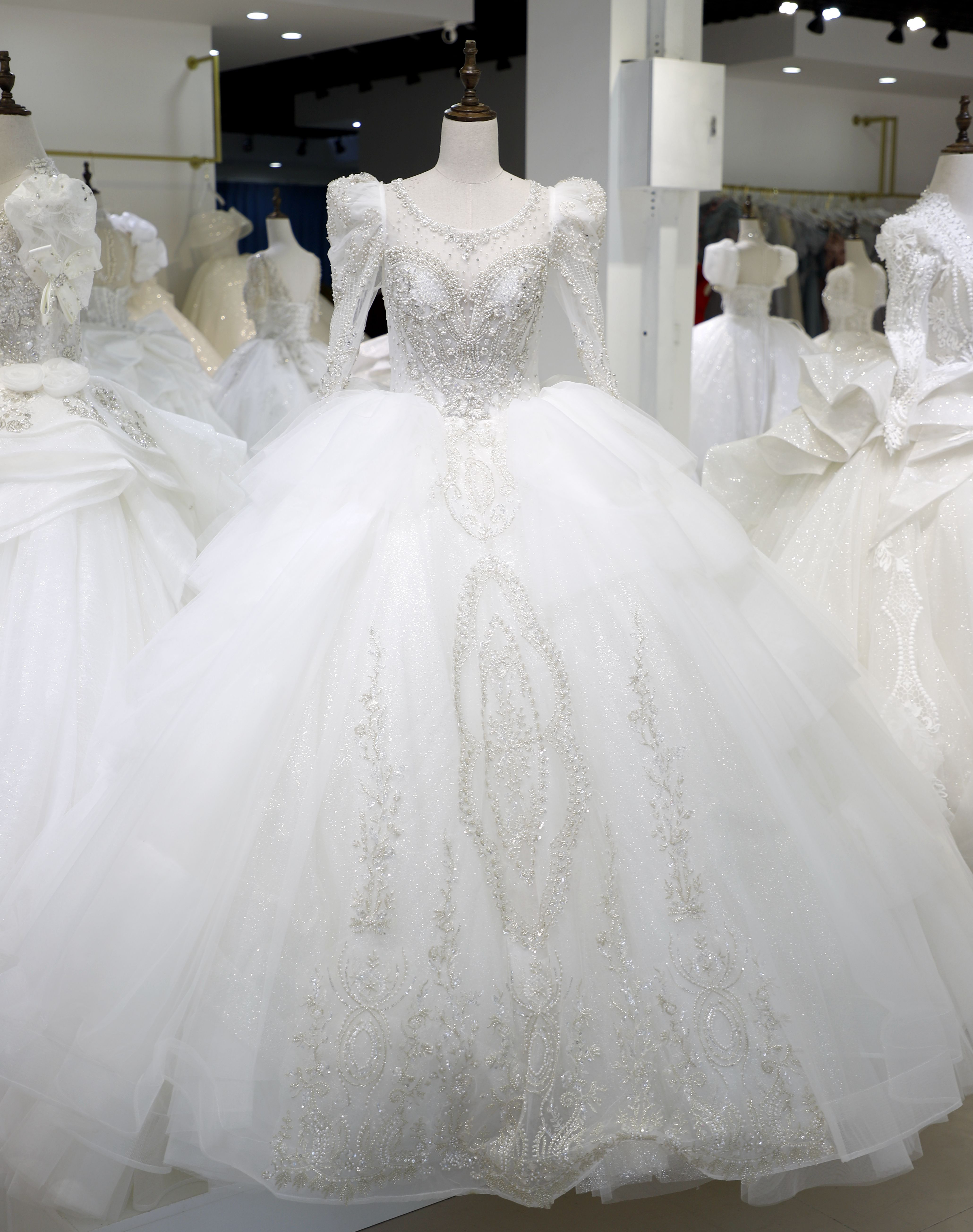 輝きな光彩を放つ ウエディングドレス オーダーメイド可能 手縫いスパンコール パール 華やかな引き裾