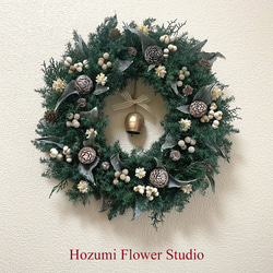 深い森の静かな木々のクリスマスリース（葉先まで横38センチ、長さ40