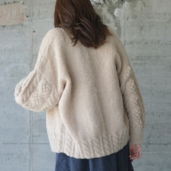 溫暖的100%羊毛♡手工編織馬海毛針織開襟衫 (22w-12) 米色 第3張的照片
