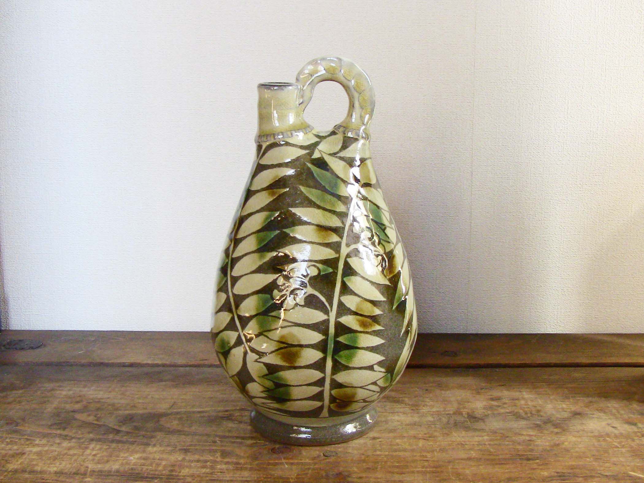 ナナカマドの鶏冠壷（三彩）