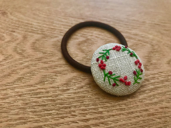 【限定1点】赤い実のリース_刺繍ヘアゴム_麻 3枚目の画像