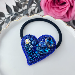 ビーズ刺繍 いちごのブローチ（W） ブローチ Zatto 通販