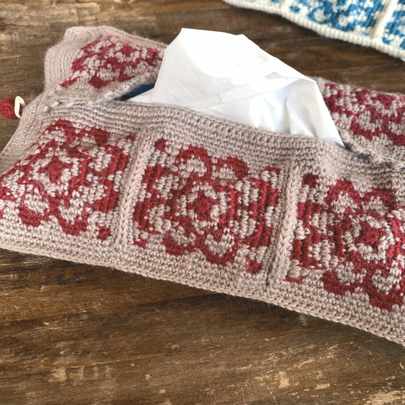 壁掛け　かぎ針編みのあみ込みティッシュケース　ティッシュカバー　かぎ針　毛糸　ウール　花　壁掛け　編み物 2枚目の画像
