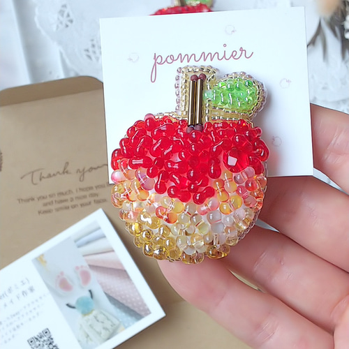 ビーズ刺繍 赤 りんごブローチ ブローチ pommier 通販 14825902