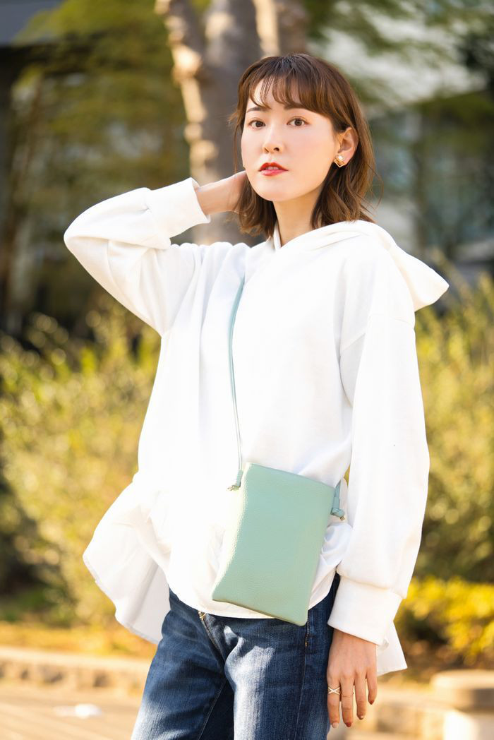 レザー スマホショルダー スマホポシェット サコッシュ バッグ  斜めがけポーチ【イニシャル刻印】 アルファベット